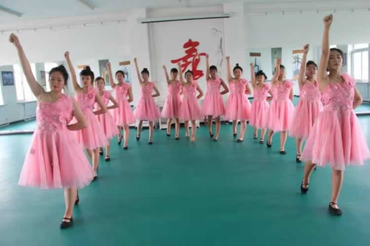 在学校舞蹈教室练舞1.jpg